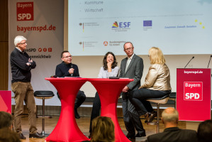 Werner Widuckel moderiert beim kleinen Parteitag in Augsburg